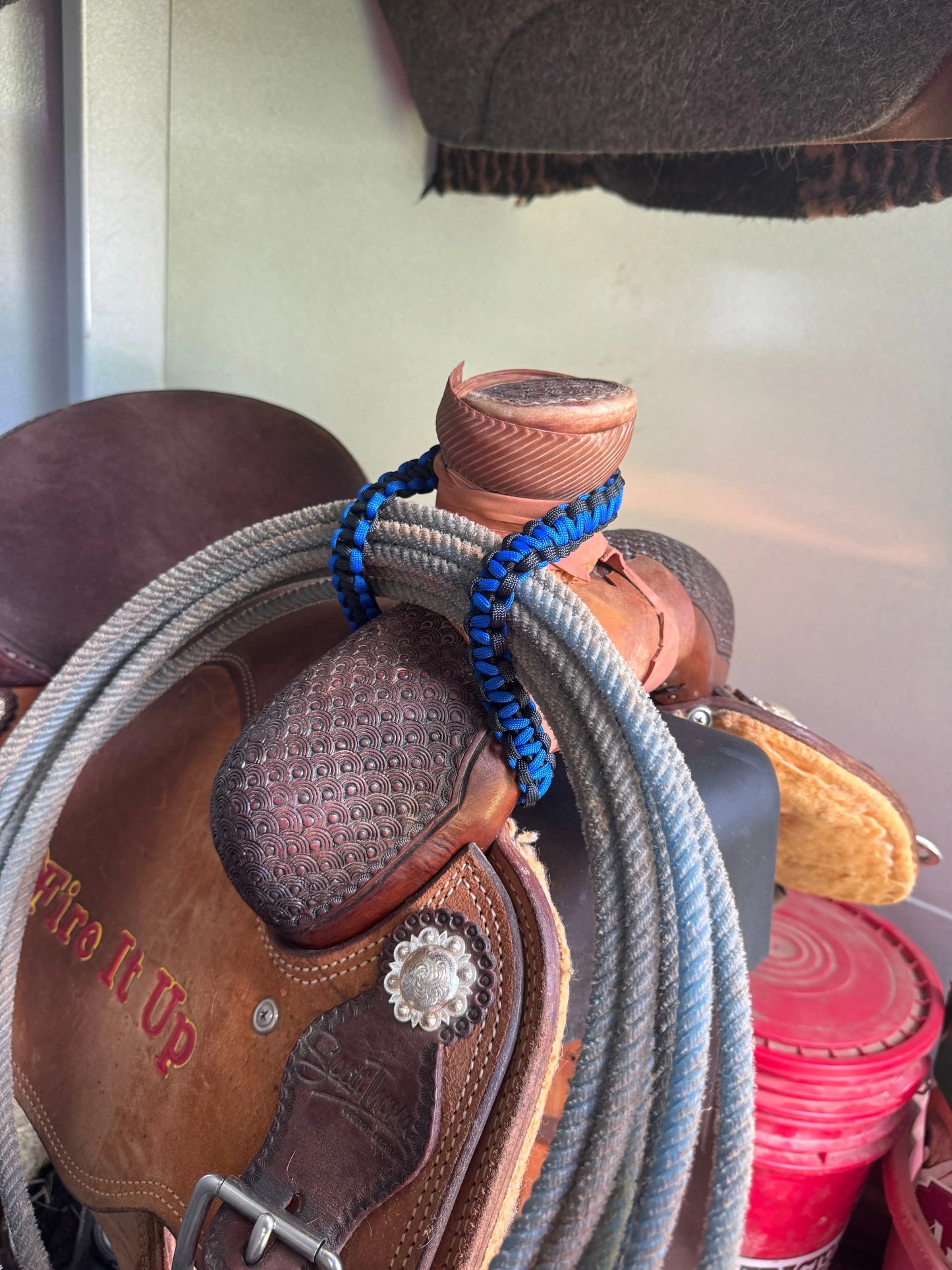 Custom Paracord Rope Holder β Bungy Cord Saddle Strap with Side Buckle for Team Roping & Ranch Tack Swinging K Creations
